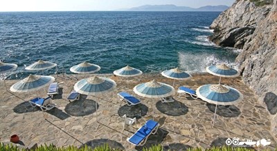 تخت های حمام آفتاب در ساحل هتل